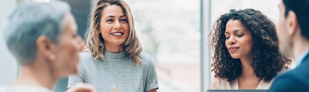 Factores laborales y sociales críticos que impactan en el mundo profesional de las mujeres