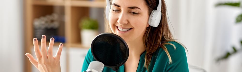 Tu voz tiene valor: 6 formas de monetizar tu blog o podcast desde ya