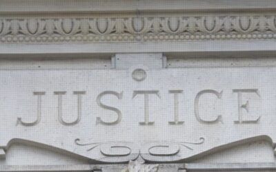 Justicia en deuda. Entre la protección prometida a la víctima y el daño real