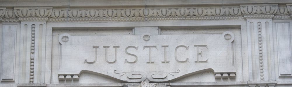 Justicia en deuda. Entre la protección prometida a la víctima y el daño real