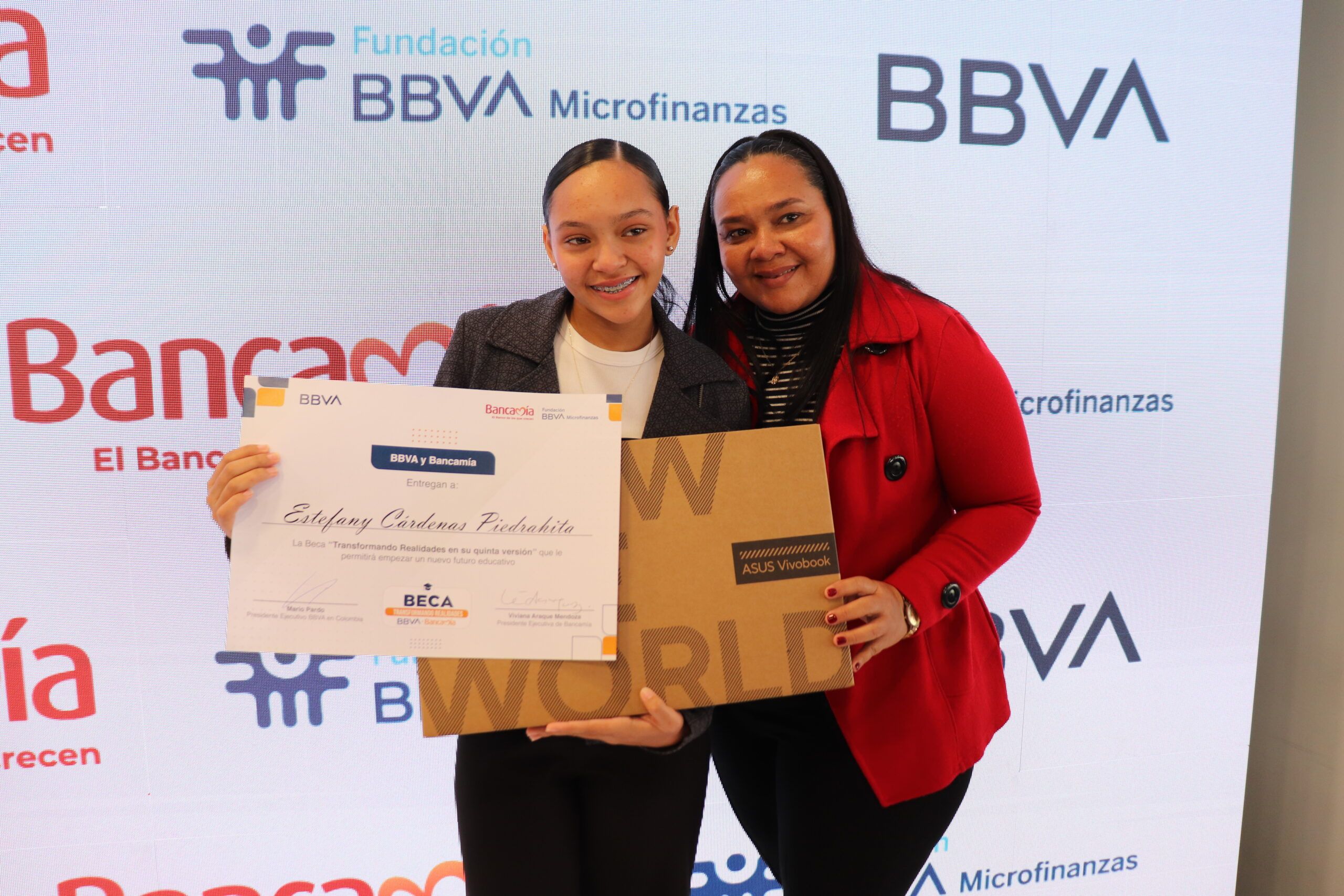 Estefany Cárdenas, becada colombiana de la FMBBVA, con su madre en la entrega de las becas