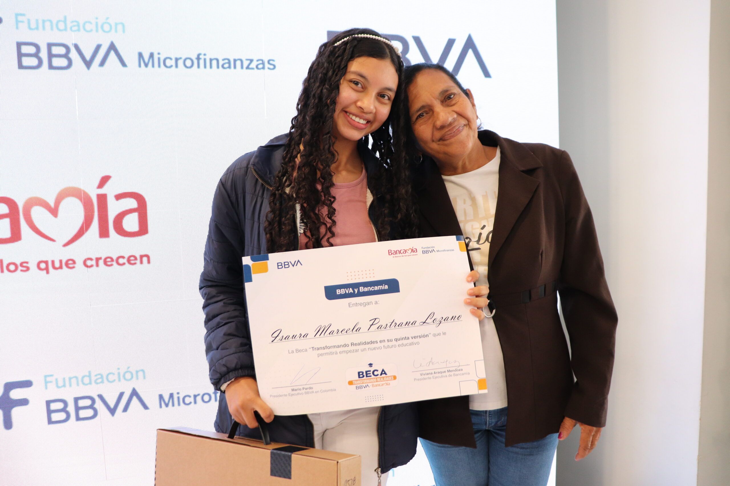 Isaura Pastrana, becada colombiana FMBBVA, con su madre en la entrega de las becas