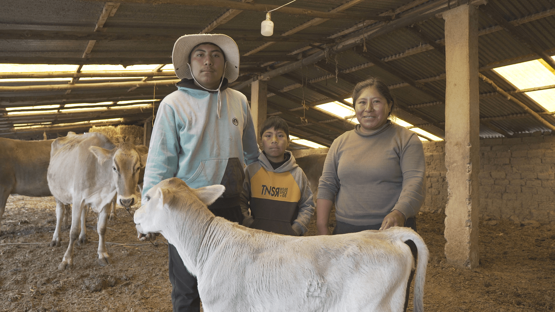 Eleuteria Roque, ganadera y agricultora chilena, con sus dos hijos. FMBBVA (Fondo Esperanza)