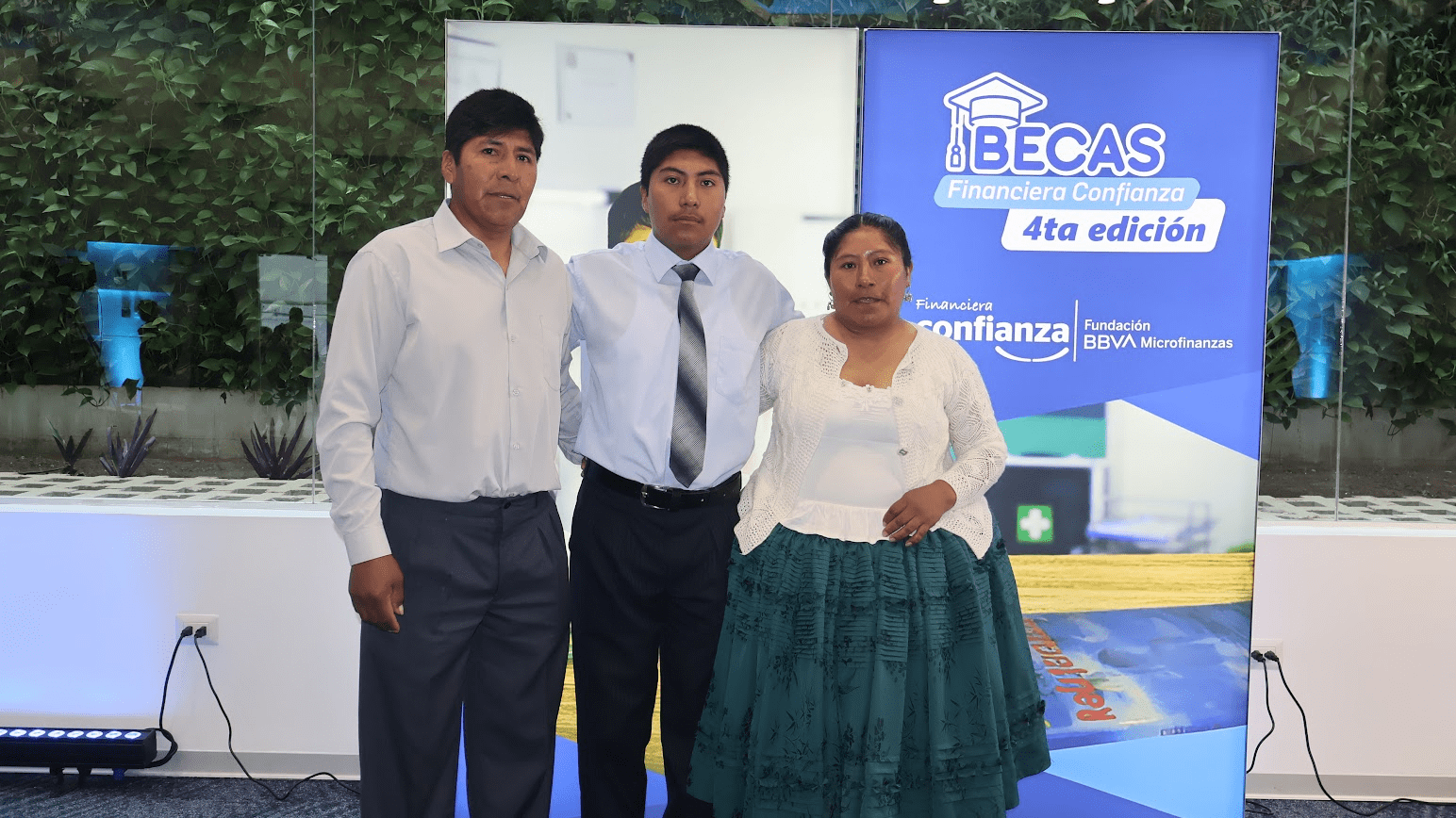 Eleuteria Roque y su marido con su hijo en la entrega de la beca universitaria para hijos de emprendedores