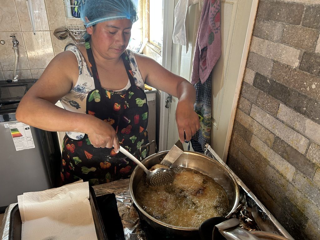 María Cachaña cocinando en su negocio - Chile - FMBBVA (Fondo Esperanza)