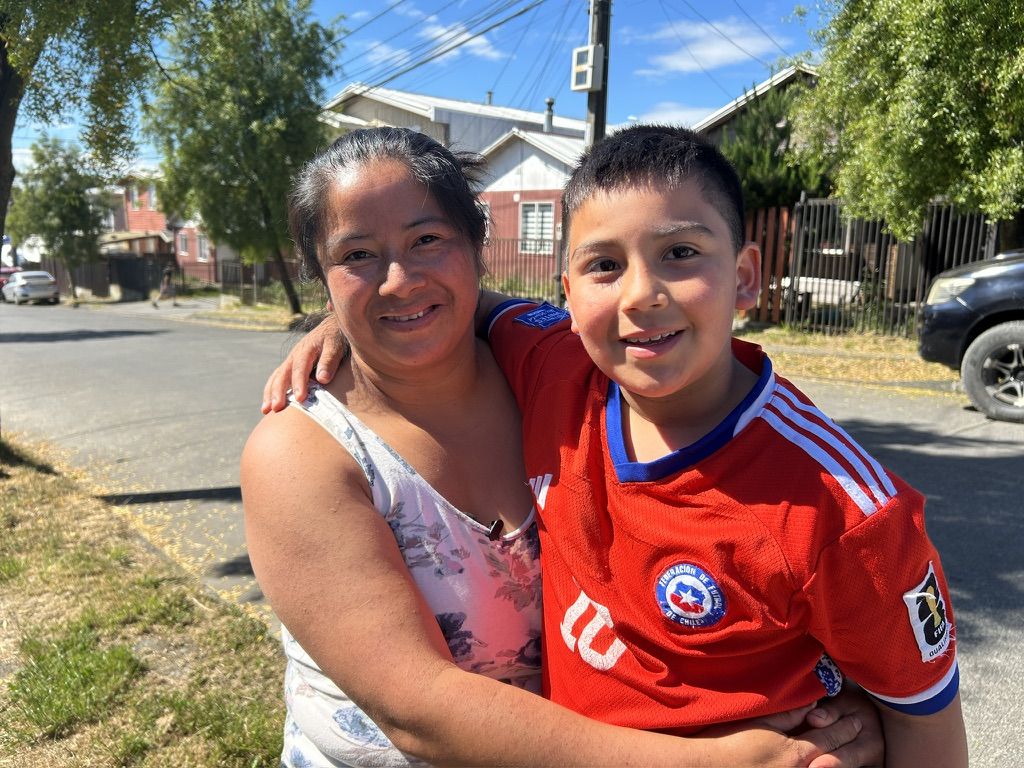 María Cachaña con su hijo - Chile - FMBBVA (Fondo Esperanza).j