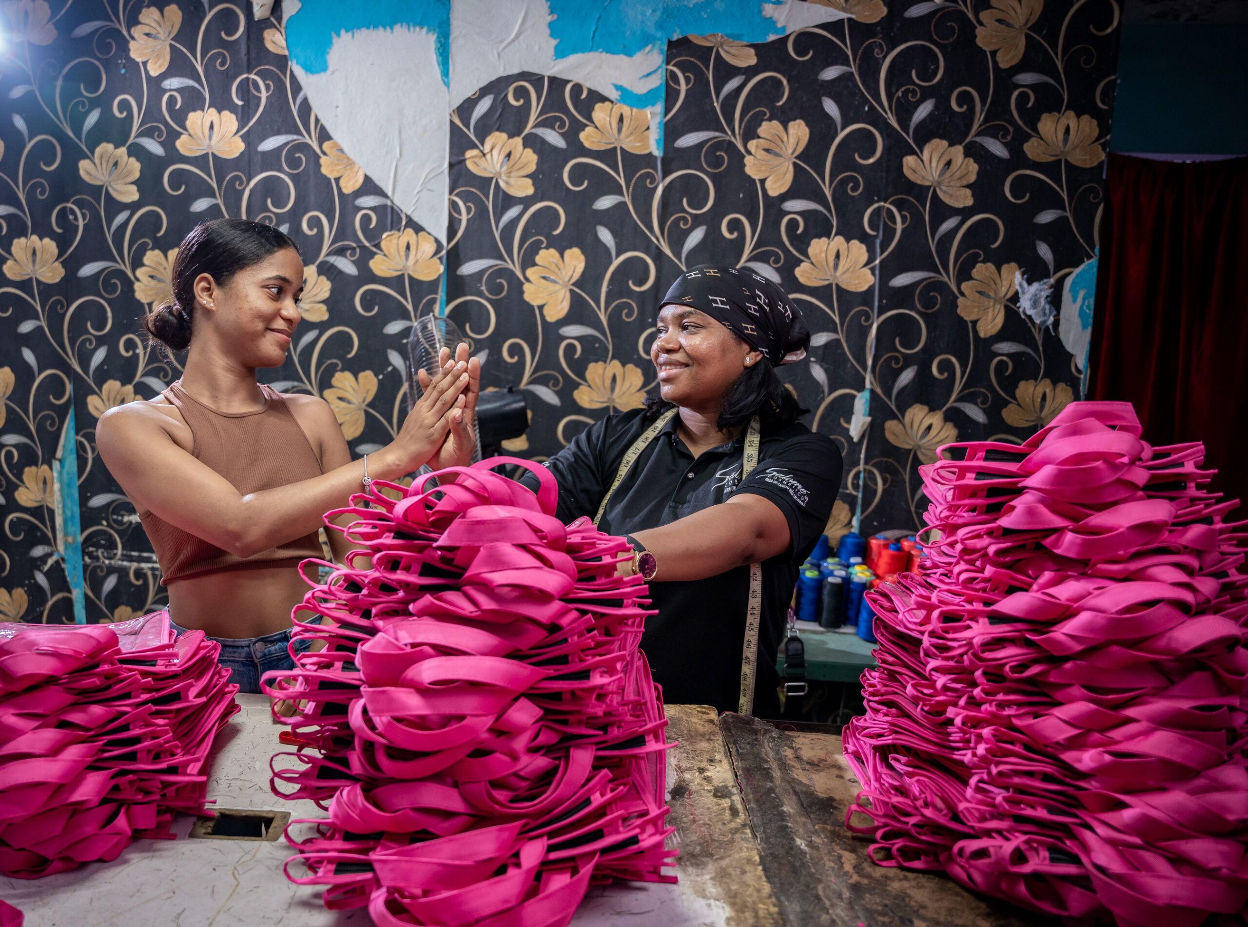 Yocelin Veloz y su hija, en su taller de confección de bolsas para publicidad